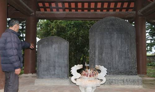 Bia đá cổ tại di tích.JPG