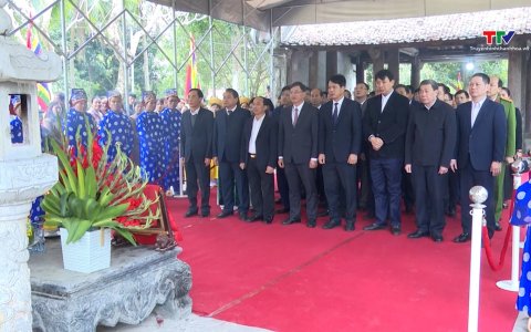  Dâng hương Đền thờ đức vua Lê Đại Hành